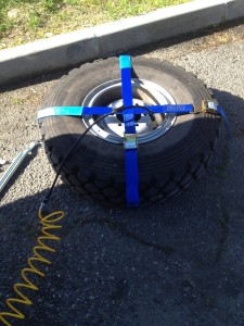 Re-inflating the tyre after installing the balancing beads (the safety strap is a precaution because the wheels have split rims)