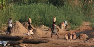 Those are sacks of wet sand on their heads (and see the lady behind has a baby on her back too!!)