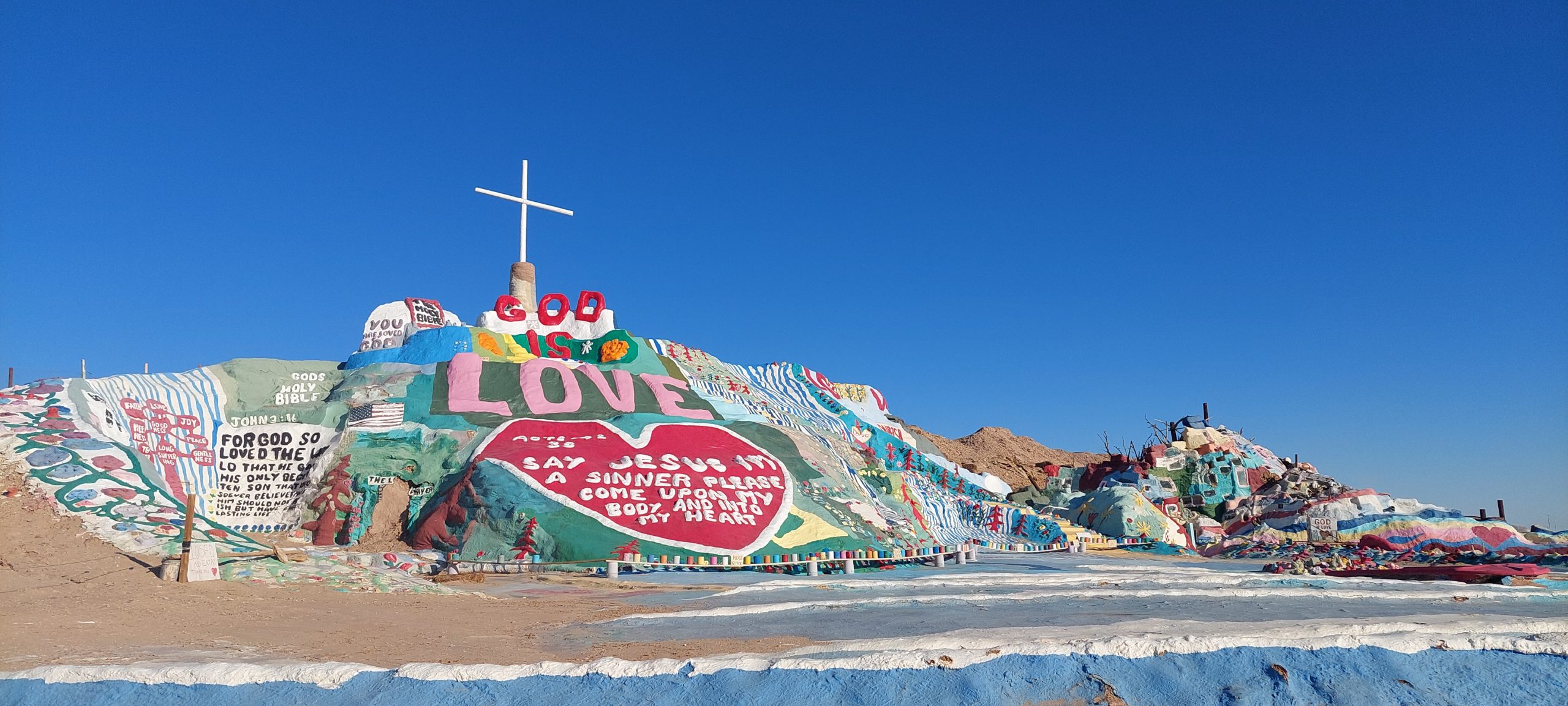 overlanding western usa salvation mountain, slab city CA